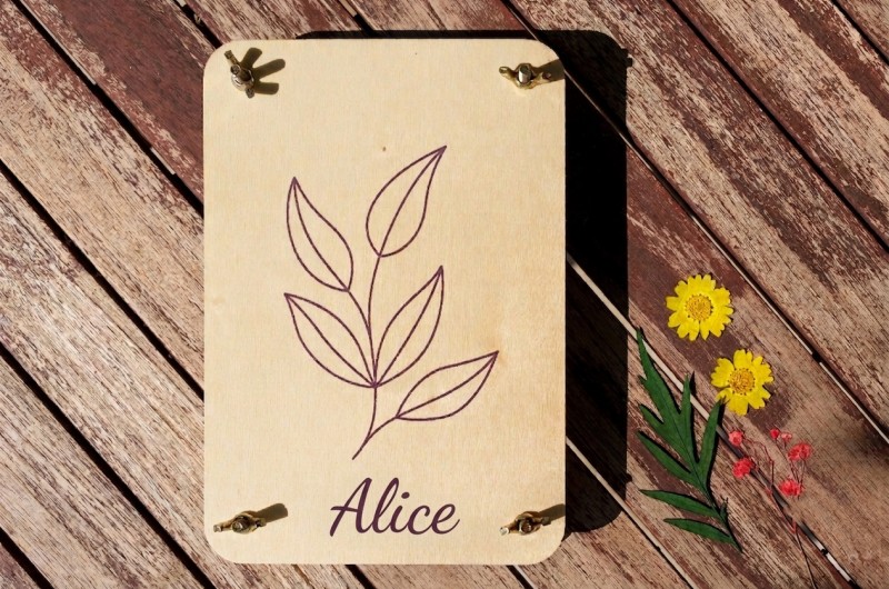 Presse à fleurs en bois avec prénom. Presse à fleurs pour herbier grand format personnalisable